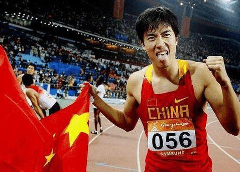 在刘翔辉煌的那段时期,他为祖国获得了无数载誉,刘翔运动生涯参加的48次国际大赛一共收获了45枚奖牌,其中36枚金牌。