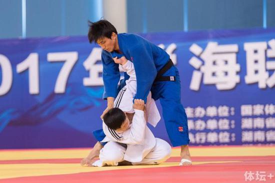男子-73kg级别铜牌赛，阳一帆（天津、白衣）使出了背负投来对抗曾庆东（北京）