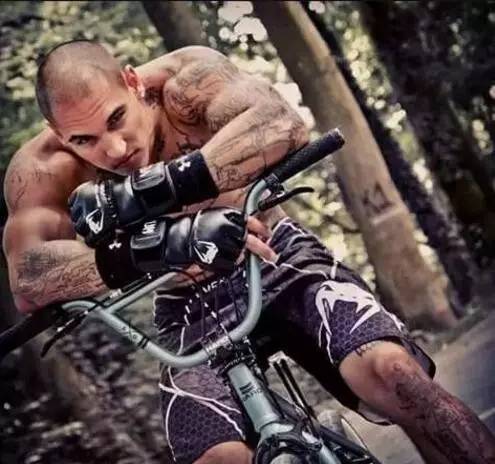 他打破了极限运动的边界，已经不能用“神级”形容。