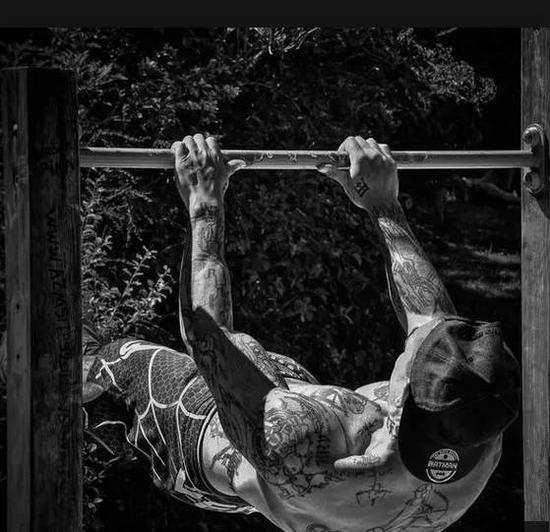 是极限街头健身的推广者卓越的艺术家皮纳称自己为我们就叫他皮纳吧!