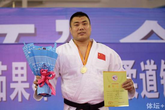 图为男子+100KG级金牌获得者，解放军代表队刘建