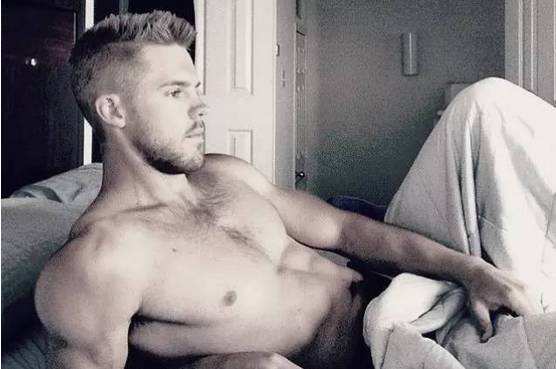 双手托住哑铃前臂向上挺伸，挺伸前臂时切勿摆动上臂。