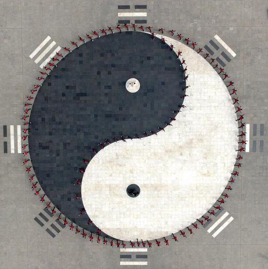 图为在河南温县陈家沟太极拳祖祠,学员在习练太极功夫.