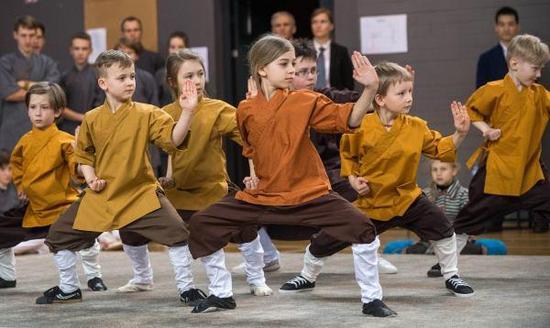 图为小选手们在立陶宛第三届武术公开赛上。新华社发（阿尔弗雷达斯·普里亚迪斯摄）