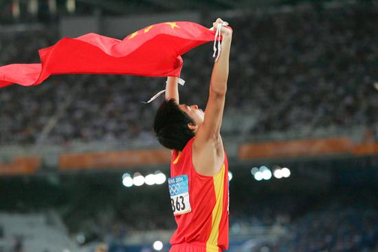 2004年8月28日，2004雅典奥运会男子110米栏决赛，刘翔获得冠军。文内图均来自视觉中国雅典一夜成名后曾想退役