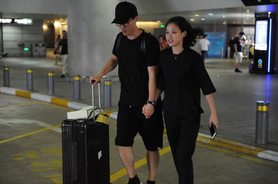 刘翔和妻子吴莎现身机场。