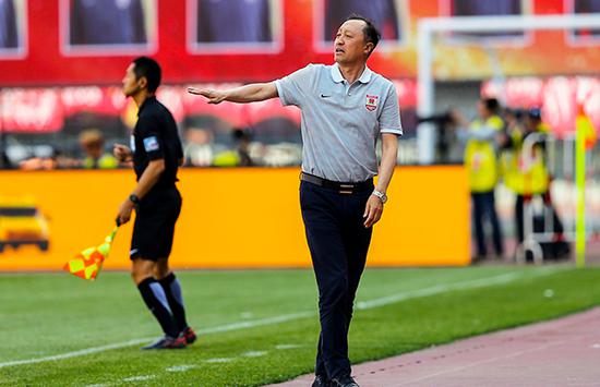 为本土教练赢回一些尊严的是长春亚泰队主帅陈金刚,在接替韩国籍教练