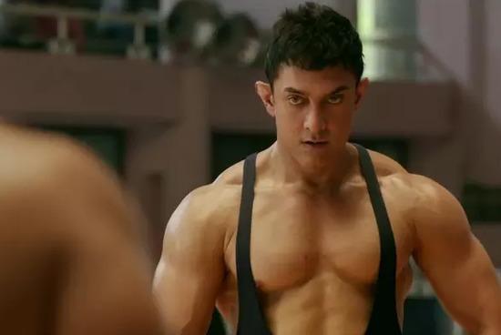 阿米尔-汗苦练5月变肌肉男