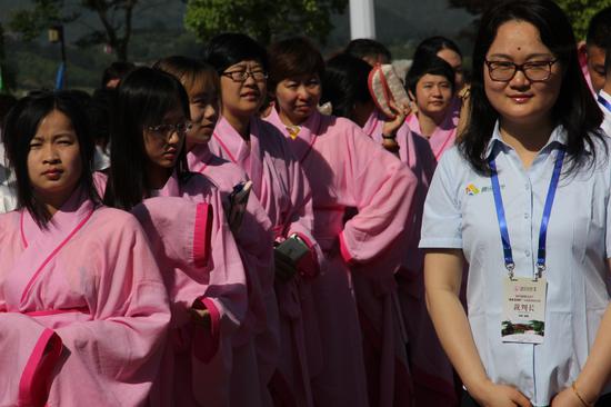  图为棋手与裁判登场