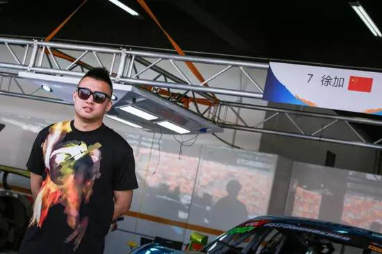 在第一回合排位赛当中,kings车队的徐加驾驶奥迪r8 lms赛车以01:02.