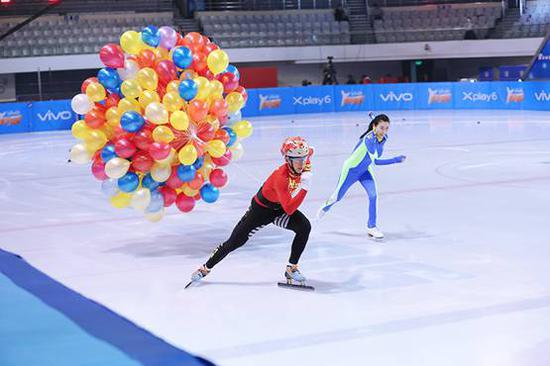 韩天宇背负400个气球比赛
