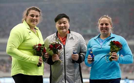在2017国际田联钻石联赛上海站女子铅球比赛中，中国选手巩立姣（中）以19米46的成绩夺得冠军。