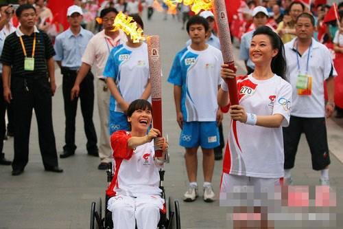 2014年两人有了爱情的结晶,从低谷到巅峰,桑兰用自己行动诠释了一个词语:自强不息。而他们的爱情也会像金子般闪闪发光。