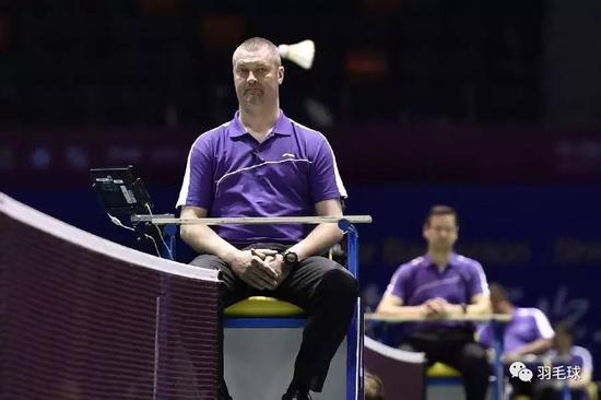 羽球赛场这些裁判手势知道吗? 发球时切忌延误