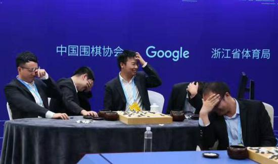 5月26日，在柯洁和AlphaGo“终极之战”期间，人类选择“群殴”AlphaGo。
