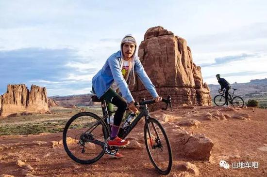 有人认为蹬踏时，脚跟应该向下，也有人脚尖朝天。