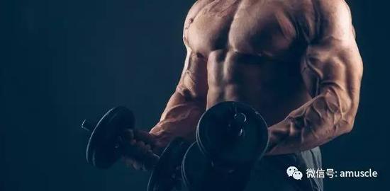 你想要让你手臂更加大且肌肉线条更加明显，你需要练弯举