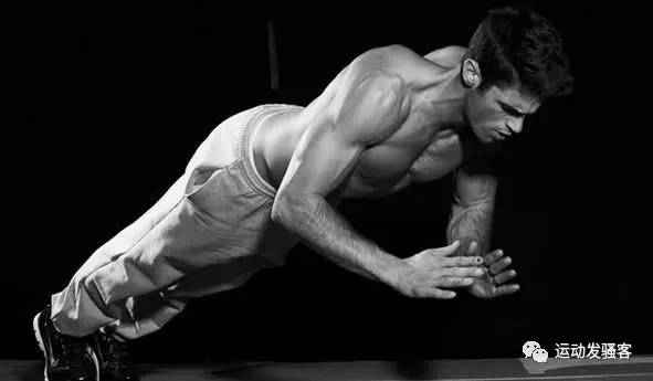 工作太忙不能去健身房？教你5种俯卧撑家里就能练
