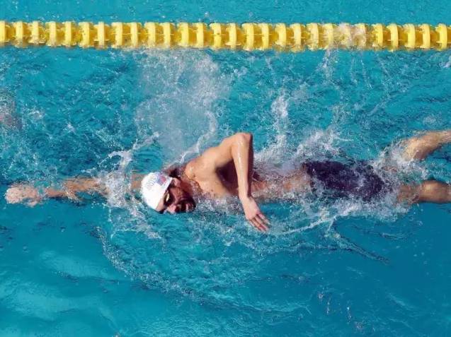 铁三赛中掌握这几个技巧，公开水域再也不怕会游歪。