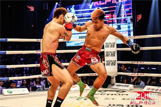 “疯狂的小黑”连中扫腿!昆仑决泰国站暴打日本冠军。