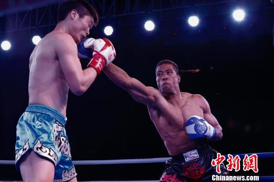 图为中国选手吕二飞(左)与美国选手爱立信在自由搏击75KG级比赛中对决,最终由吕二飞获胜。 胡贵龙 摄 图为中国选手吕二飞(左)与美国选手爱立信在自由搏击75KG级比赛中对决,最终由吕二飞获胜。 胡贵龙 摄
