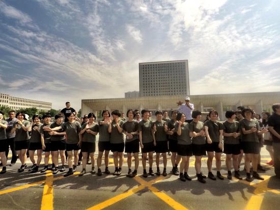 一大波首都媒体美女帅哥袭来，原来兰马是这样的！！