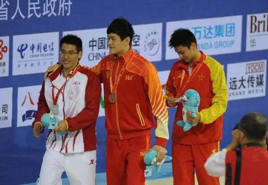“孙杨一个人就可以拿8枚金牌，浙江不需要吴易昺拿金牌，所以，给他的环境相当宽松。”一位家长告诉记者。