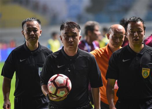 图说:周刚已经是目前最好的裁判之一,但中国本土裁判执法能力跟不上