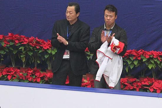 2013年11月1日,世界花样滑冰大奖赛北京站首日,赵宏博身为教练场边亮相。