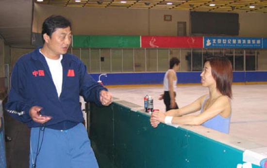 2005年,姚滨正在指导申雪训练。