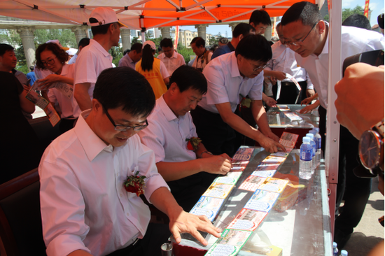 嘉宾在体验区体验现场刮票