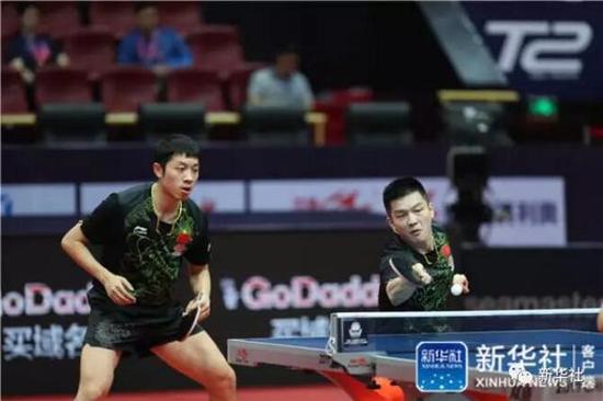 这是6月22日，中国选手樊振东（右）和许昕在男子双打比赛中回球。新华社发