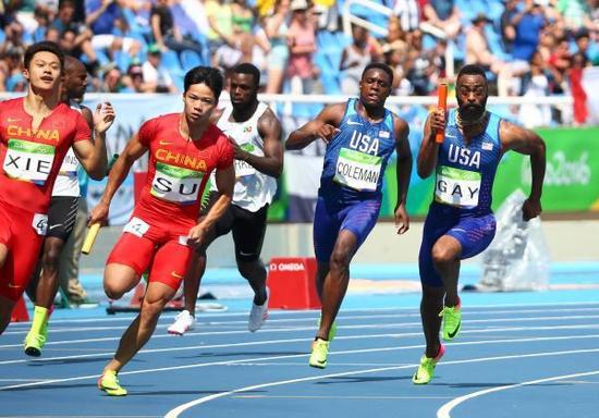 里约奥运会上苏炳添和其他三位队友一起获得了4 100米接力第四名的成绩