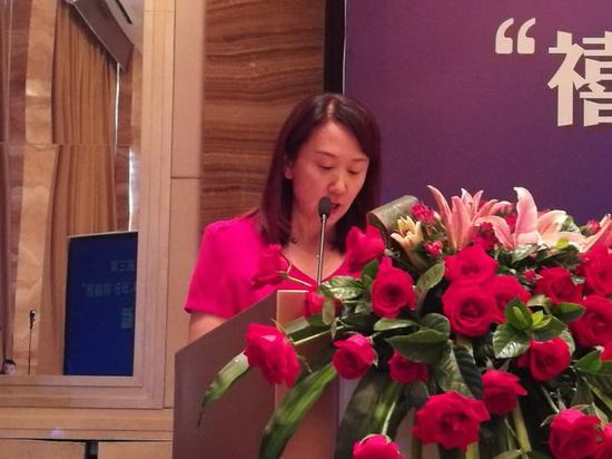 图3：西安市乒协副主席兼秘书长马瑞娟主持发布会