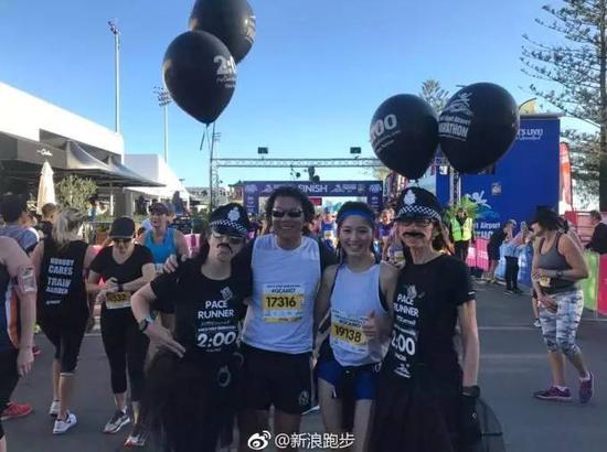 来自上海的美女跑者孙怡静在半马中也创造了PB，成绩为2小时01分。