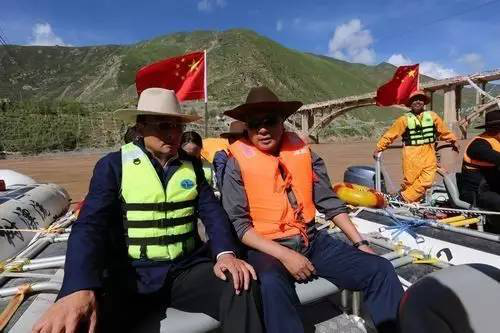 仪式上,玉树州委常委市委书记蔡成勇宣布青海玉树通天河大峡谷动力艇高端定制旅游项目今日启航。
