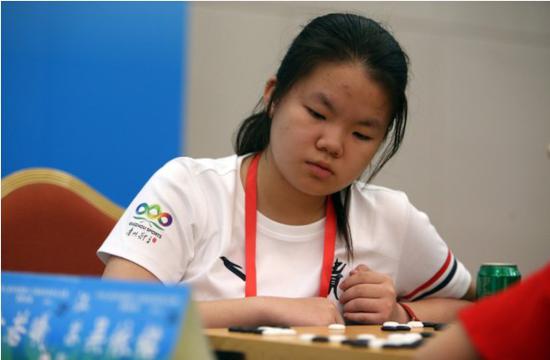 贵州队选手方若曦在群众比赛围棋业余组女子个人赛中思考。新华社发