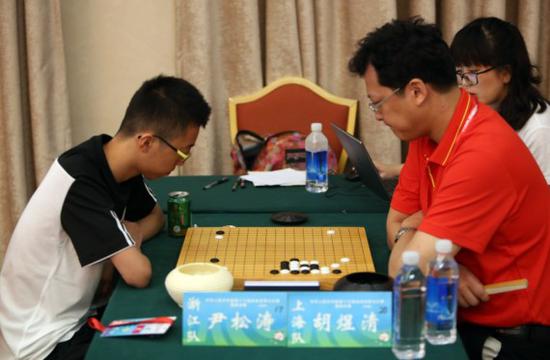 上海队选手胡煜清（右）在群众比赛围棋业余组男子个人赛中对阵浙江队选手尹松涛。新华社发