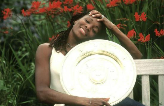 2001年温网女单决赛结束后大威和玫瑰露水盘合影（图片来源： Getty Images）