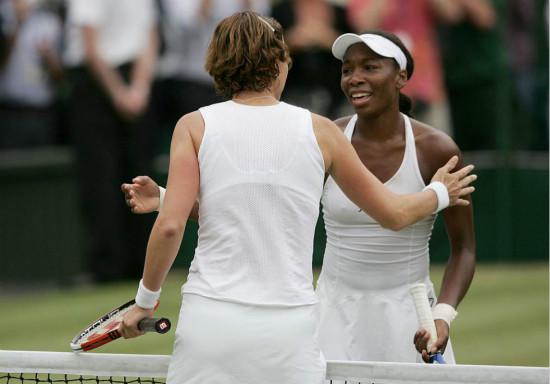 2005年温网女单决赛结束后大威和达文波特在网前互相祝贺（图片来源： Getty Images）