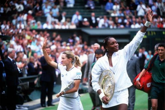 　2001年温网女单决赛后大威和亚军海宁对观众挥手（图片来源： Getty Images）