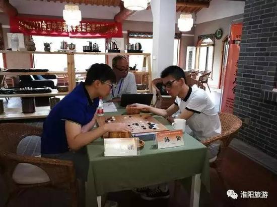 张立，1987年10月27日生，甘肃玉门人。是一名围棋选手，曾获2003年全国新秀赛第5名。