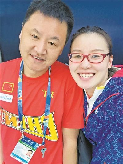 徐国义和弟子傅园慧。