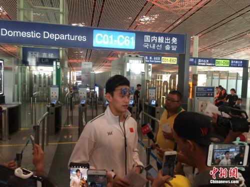 孙杨表示用更多的荣誉报答大家的支持。 中新网 王禹 摄