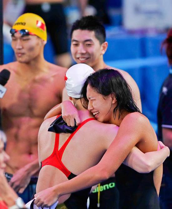 中国选手庆祝接力摘铜。