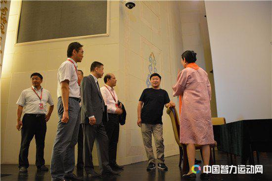 中国围棋协会常委马小曼为鄂尔多斯市市长龚明珠介绍女子围甲基本情况