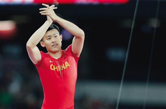 男子撑杆跳选手薛长锐以5米82获得第四名并刷新了全国纪录。