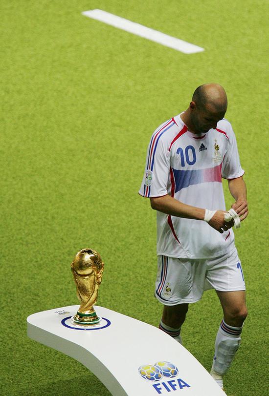 2006年7月9日，世界杯决赛上，齐达内被红牌罚下，与大力神杯擦肩而过。