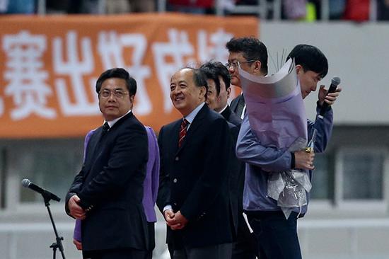 2015年5月17日，钻石联赛上海站比赛结束后，现场举行了刘翔的退役仪式。刘翔发表演讲后，转身擦去眼泪