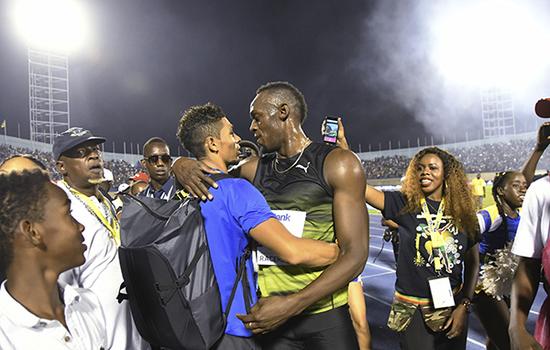 牙买加金斯顿国家体育场，博尔特本土告别战，博尔特与范尼凯克拥抱。东方IC 资料